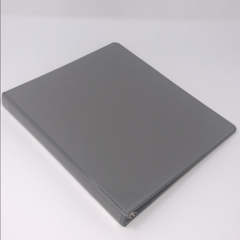 30 BRAND NEW 1/2" round ring binders.
